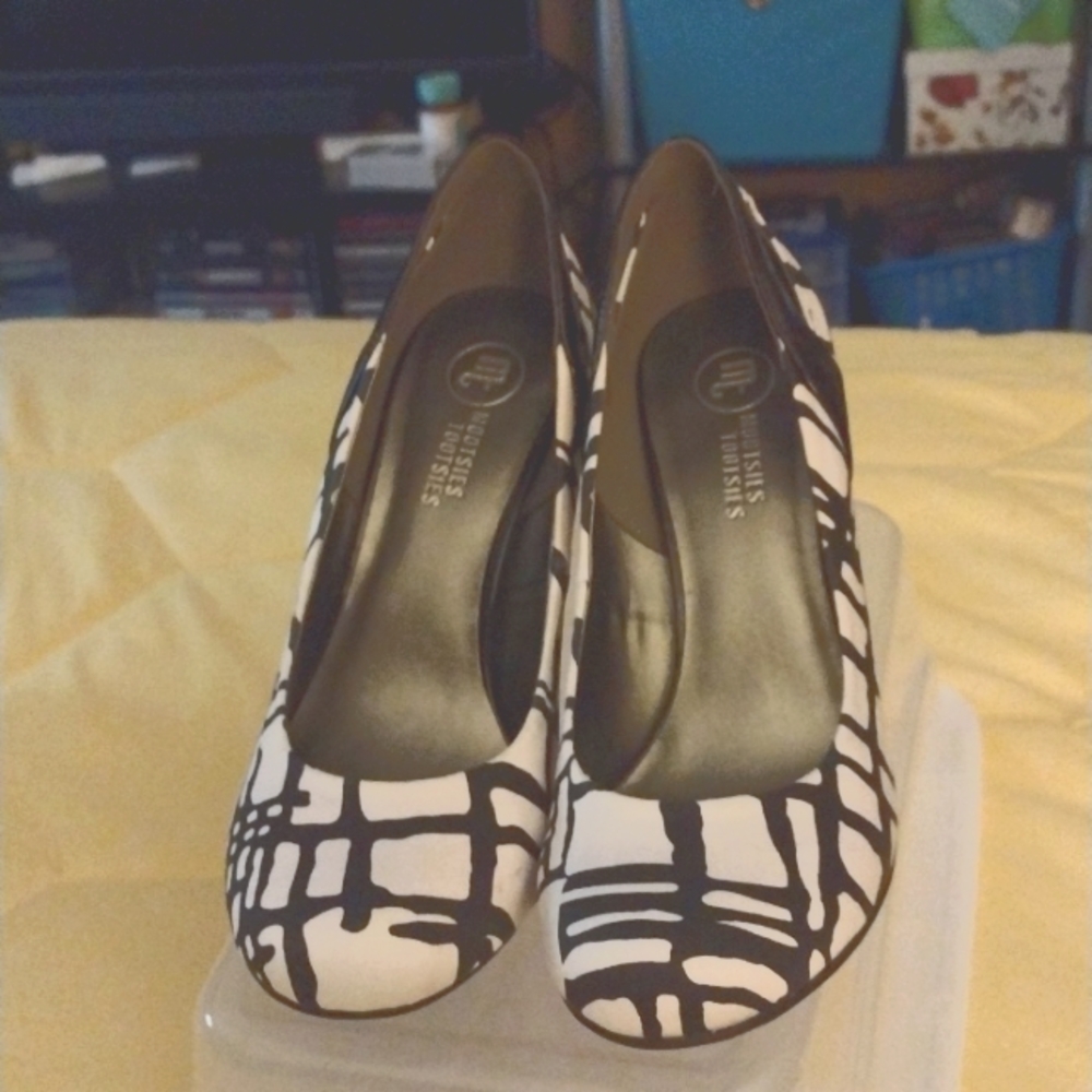 Strip black and white heels